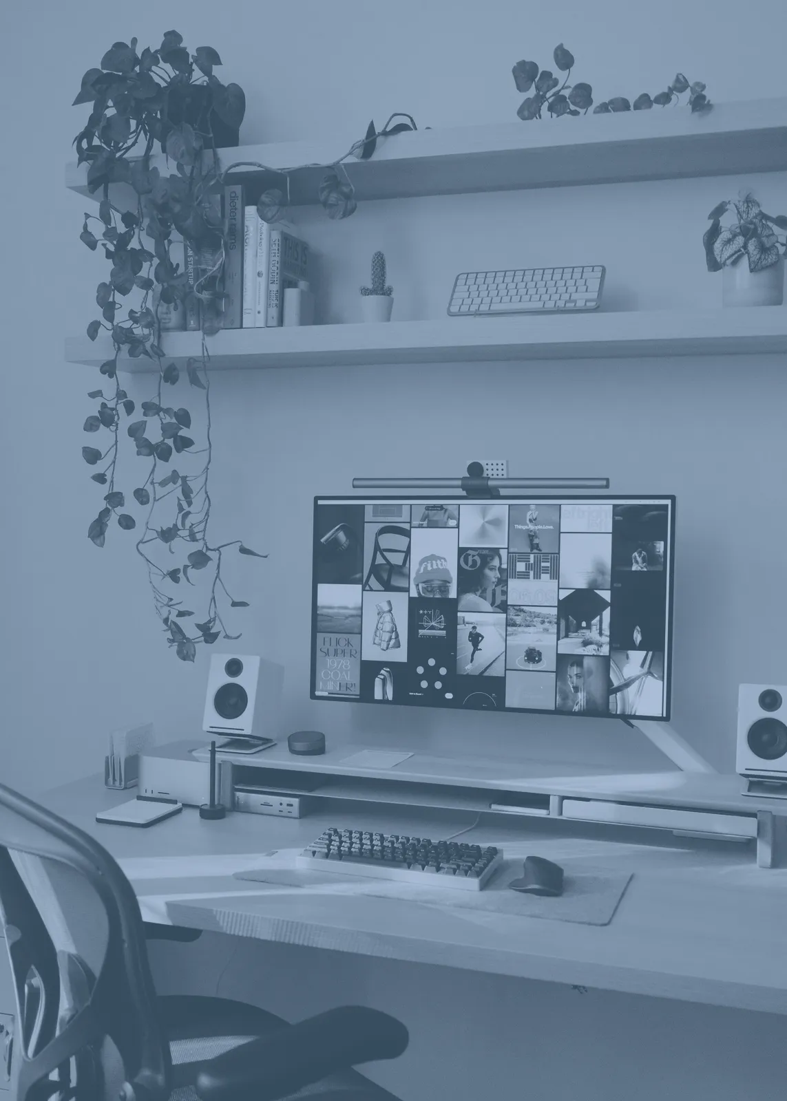 Bureau avec un écran d'ordinateur, un clavier et des plantes, en bichromie bleue.